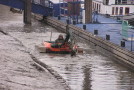 Amphibienboot beim Yachthafen Spülen